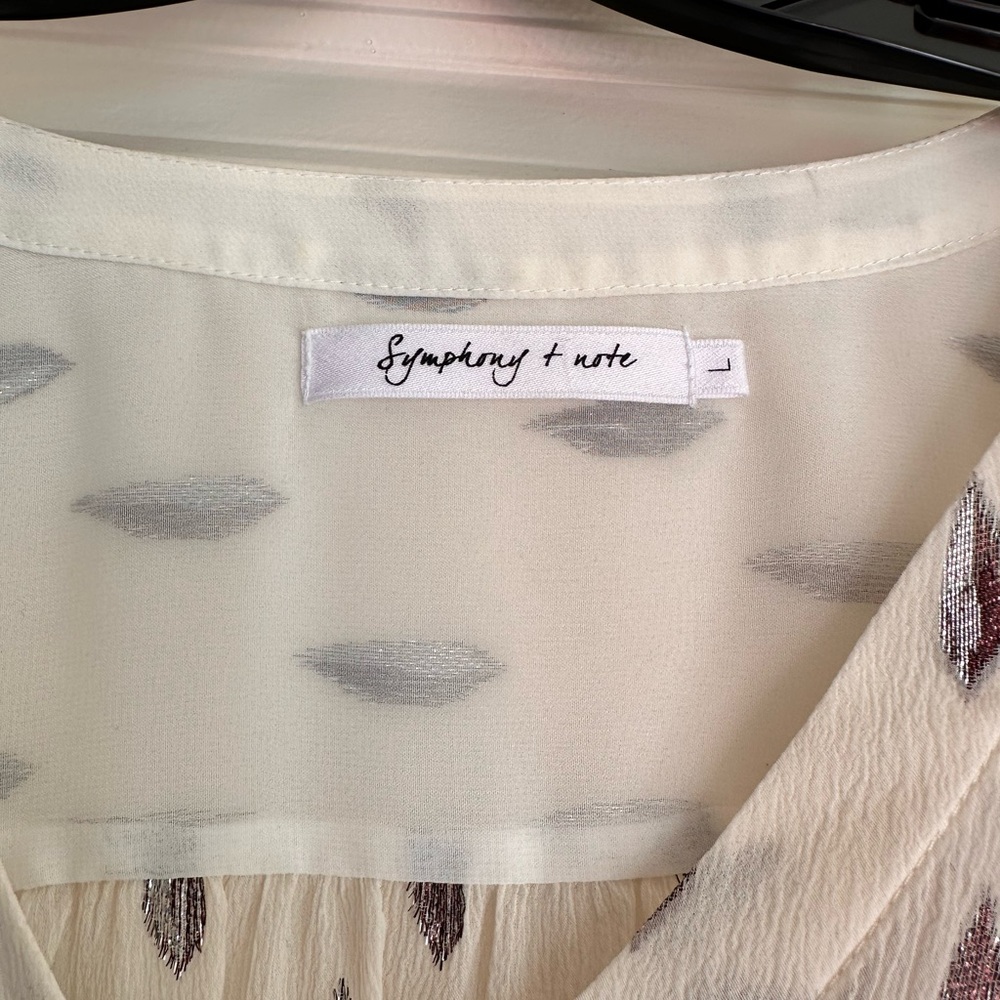 Symphony and Note/ white and silver top/ perfect for summer/ size L /